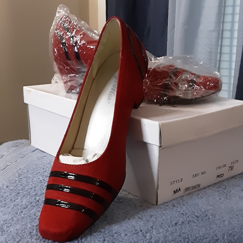 EUC ANGEL FLEX RED SUEDE PUMP W/ PATENT LEATHER STRIPES SIZE 7M